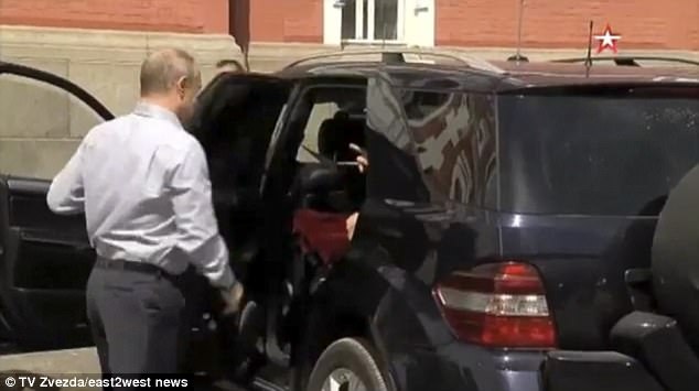 Hành động “lạ” của Tổng thống Putin với người giấu mặt - 1 Tổng thống Putin mở cửa xe cho một người ngồi ở hàng ghế phía sau nhưng nhanh chóng đóng lại (Ảnh: TV Zvezda)