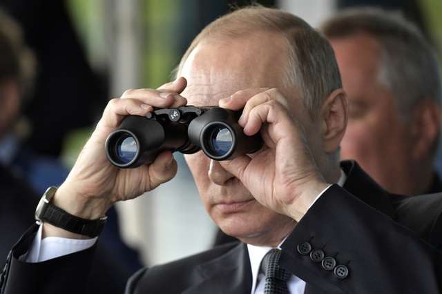 Cặp đôi T-50 đồng diễn gây choáng ngợp tại triển lãm hàng không - 2
Tổng thống Nga Vladimir Putin xem máy bay trình diễn tại triển lãm hàng không MAKS 2017 hôm 18/7 (Ảnh: Reuters)