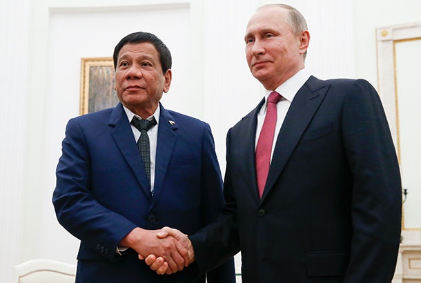 Nga tặng Philippines 5.000 súng chống phiến quân - 1 Tổng thống Rodrigo Duterte (trái) bắt tay Tổng thống Vladimir Putin trong chuyến thăm Nga hồi tháng 5 (Ảnh: AFP)