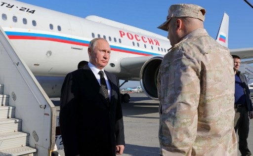 Phi công Su-30 sẵn sàng “hứng” tên lửa bảo vệ chuyên cơ của ông Putin - 1 Tổng thống Putin đáp máy bay xuống căn cứ không quân ở Syria ngày 11/12 (Ảnh: AFP)