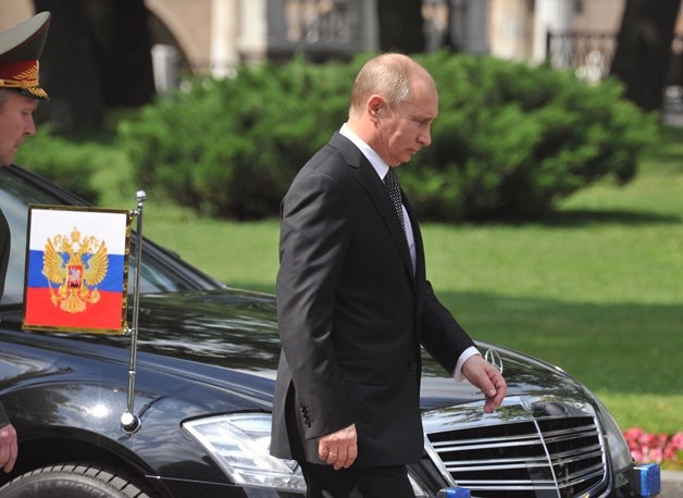 Hé lộ siêu xe của Tổng thống Putin vừa tới Đà Nẵng - 3 Tổng thống Putin bên cạnh chiếc Limousine S-600 (Ảnh: Wwvortex)