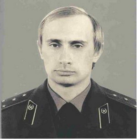 Con đường tới Điện Kremlin lần thứ 4 của Tổng thống Putin - 2 Ông Putin mặc đồng phục của KGB (Ảnh: Business Insider)