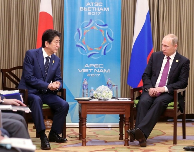 Tổng thống Putin và Thủ tướng Abe bàn về Triều Tiên bên lề APEC - 1 Tổng thống Putin và Thủ tướng Abe họp song phương bên lề hội nghị APEC tại Việt Nam (Ảnh: Reuters)