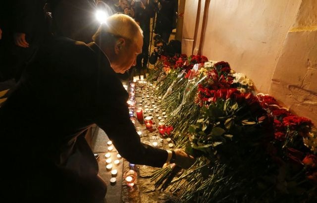 Ông Putin đặt hoa tưởng niệm nạn nhân vụ nổ tàu điện ngầm trong đêm - 5
Ông Putin đặt hoa tưởng niệm các nạn nhân.
