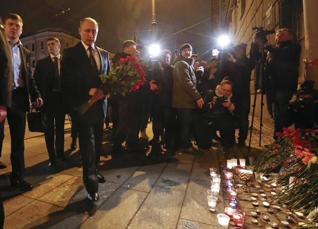 Ông Putin đặt hoa tưởng niệm nạn nhân vụ nổ tàu điện ngầm trong đêm - 3
Vụ nổ trên tàu điện ngầm tại St. Petersburg vào chiều qua đã làm ít nhất 11 người thiệt mạng và 45 người khác bị thương. (Ảnh: Reuters)