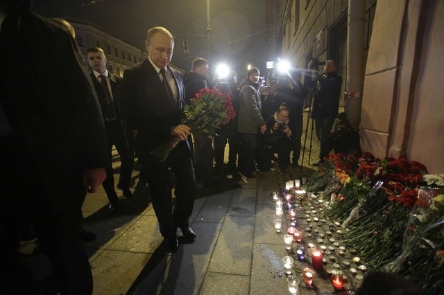 Ông Putin đặt hoa tưởng niệm nạn nhân vụ nổ tàu điện ngầm trong đêm - 2
Nhiều hoa và nến được đặt tại hiện trường để tưởng niệm các nạn nhân. (Ảnh: Reuters)
