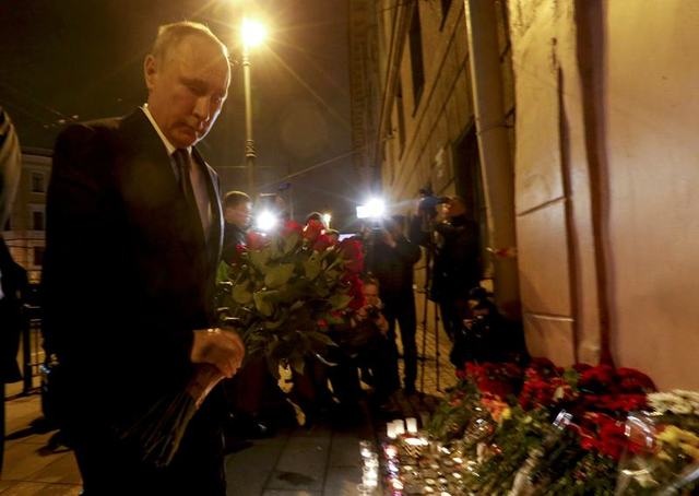 Ông Putin đặt hoa tưởng niệm nạn nhân vụ nổ tàu điện ngầm trong đêm - 4
Phát biểu sau vụ nổ, ông Putin cho biết giới chức Nga không loại trừ đây là một vụ tấn công khủng bố. (Ảnh: Reuters)