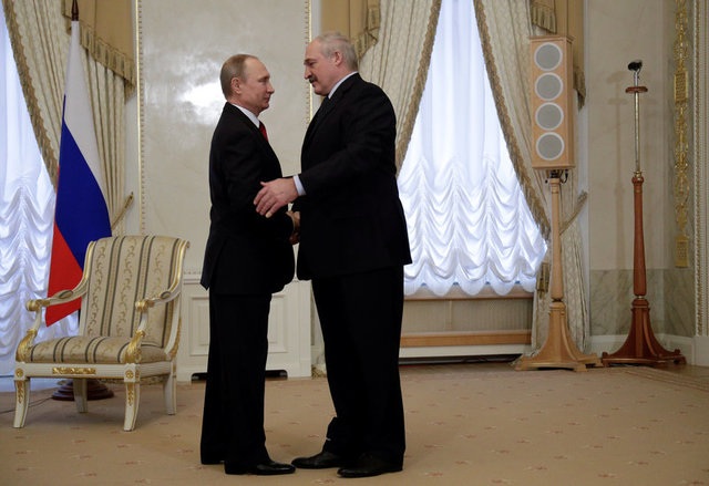 Ông Putin đặt hoa tưởng niệm nạn nhân vụ nổ tàu điện ngầm trong đêm - 6
Vụ nổ xảy ra khi Tổng thống Putin có mặt tại thành phố St. Petersburg để có cuộc gặp với người đồng cấp Belarus Alexander Lukashenko. (Ảnh: Reuters)