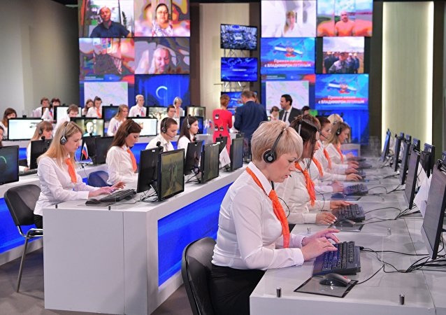 Tổng thống Putin: Nga sẵn sàng cho cựu Giám đốc FBI tị nạn - 6
Các điện thoại viên trực câu hỏi của người dân gửi tới (Ảnh: Sputnik)