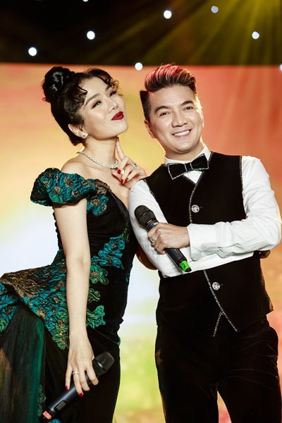 Đàm Vĩnh Hưng song ca với Lệ Quyên trong đêm nhạc “Lavie En Rose” - 1 Đàm Vĩnh Hưng song ca với Lệ Quyên trên sân khấu.