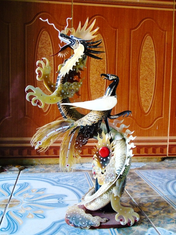 Hà Nam: Làng mỹ nghệ sừng Đô Hai tất bật mối hàng dịp tết - 4
Sản phẩm rồng phượng rất được chuộng ngày tết