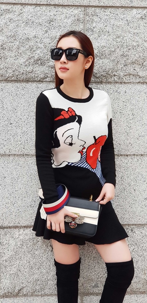 Được nhận lời mời danh dự từ phía nhà đài TVB, Á Hậu Xuân Quỳnh đã sang Hong Kong cùng với ê kíp của mình để tham dự một chương trình rất long trọng và hoành tráng.