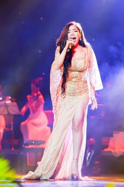 Minh Chuyên hát “Romance số 2” khiến khán giả nổi da gà.