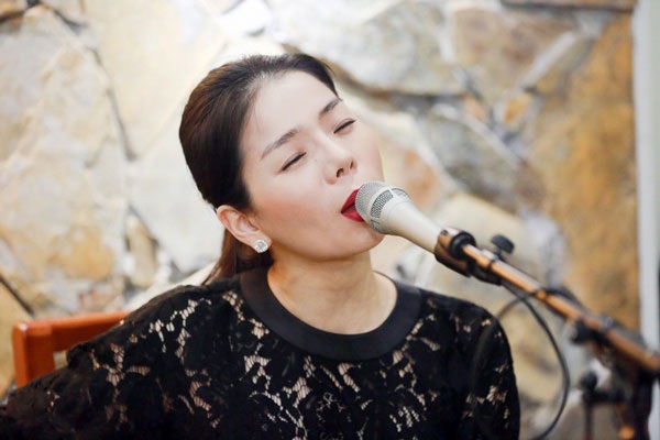 Lệ Quyên được ông xã và con trai hộ tống đi tập nhạc - 4 Ngoài ra, cô còn song ca với Đàm Vĩnh Hưng một số ca khúc như “Tình bơ vơ”, “Biển tình”… Khả năng song ca với Hồ Ngọc Hà, được chính Mr Đàm và BTC bỏ ngỏ.