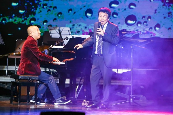 Phú Quang hát Gửi một tình yêu với tiếng đàn piano của Minh Tuấn.