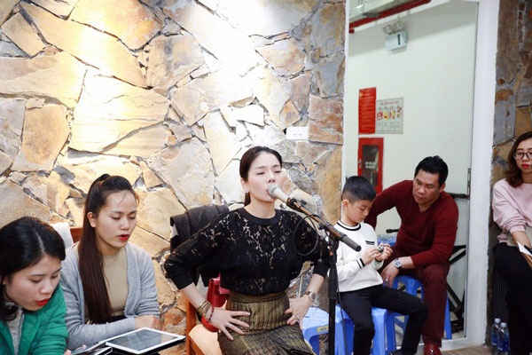 Lệ Quyên được ông xã và con trai hộ tống đi tập nhạc - 5 Như thường lệ, Lệ Quyên được ông xã và con trai hộ tống đi diễn. Đây là điều không quá xa lạ với khán giả cũng như những nhà tổ chức biểu diễn bởi ông xã Lệ Quyên dù bận nhiều việc, luôn là người tháp tùng cho vợ tại nhiều sự kiện.