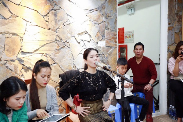 Lệ Quyên được ông xã và con trai hộ tống đi tập nhạc - 6 ong một bài phỏng vấn cách đây không lâu, Lệ Quyên từng tiết lộ, đó chính là bí quyết để gia đình chị hạnh phúc, ông xã thấy chị hoạt động nghệ thuật vất vả thế nào: “Một trong những bí quyết để người đàn ông của mình sẽ tự chăm sóc mình là cho anh ấy vào những cuộc chinh chiến để biết gian khổ...
