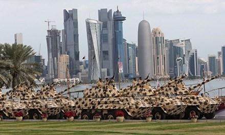 Qatar mua vũ khí phòng thân - 1
Xe tăng Leopard của quân đội Qatar trong một buổi diễu binh tại Doha. (Ảnh: Sputnik)