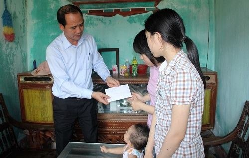 Ông Nguyễn Văn Hồi - Cục trưởng Cục Bảo trợ xã hội - Bộ Lao động - Thương binh và Xã hội trao quà của Thủ tướng cho chị em Sáng.