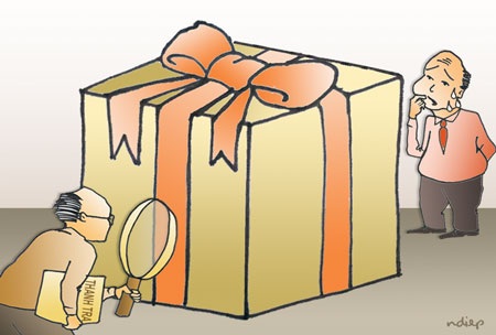 Hà Nội cấm dùng ngân sách mua quà tặng - 1 Hà Nội cấm cán bộ, công chức dùng tiền ngân sách mua quà tặng không đúng quy định (Minh họa Ngọc Diệp)