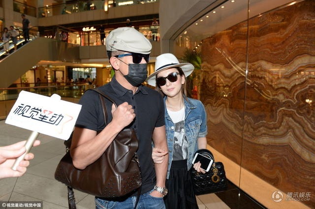 Quách Phú Thành đưa vợ trẻ đi mua quà nhân Ngày của Mẹ - 3 Quách Phú Thành đưa vợ trẻ đi mua quà nhân Ngày của Mẹ - 3