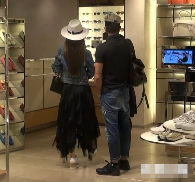 Quách Phú Thành đưa vợ trẻ đi mua quà nhân Ngày của Mẹ - 6
Quách Phú Thành và Phương Viện ghé vào một cửa hàng bán túi xách, giày dép và phụ kiện. Ngôi sao 53 tuổi rất cưng chiều vợ trẻ.