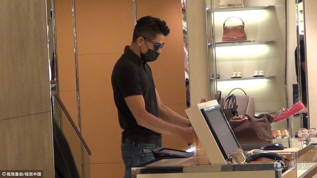 Quách Phú Thành đưa vợ trẻ đi mua quà nhân Ngày của Mẹ - 14
Cuộc sống của Quách Phú Thành và Phương Viện đang rất hạnh phúc.