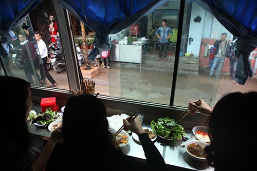 Kinh doanh siêu độc: Ngồi “máy bay” uống cà phê, lên ô tô ăn bún chả - 2
Rất nhiều thực khách tìm đến đây ăn nhưng hiện quá bún chả xe khách đã bị dẹp do vi phạm lấn chiếm lòng đường làm nơi kinh doanh