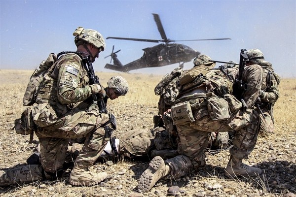 Thủ lĩnh IS tại Afghanistan bị tiêu diệt - 1 Các binh lính Mỹ tập trận bắn đạn thật tại căn cứ tác chiến Gamberi ở miền đông Afghanistan năm 2015 (Ảnh: US Army)