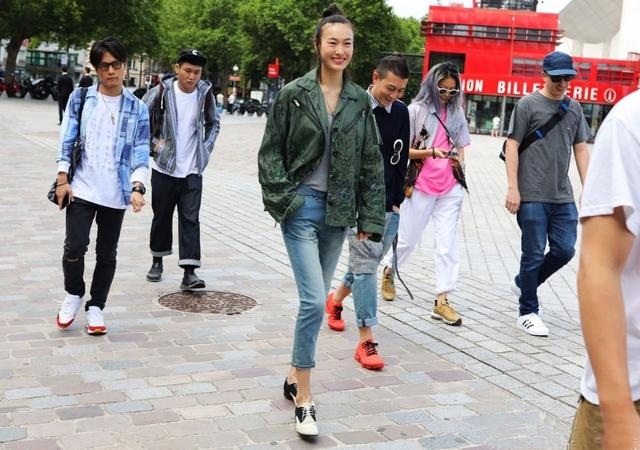 Trần Quán Hy và vợ siêu mẫu xuất hiện tại tuần lễ thời trang Paris - 1
Trần Quán Hy và vợ, người mẫu Tần Thư Bồi, vui vẻ khi bắt gặp ống kính của giới săn tin tại Pháp. Cặp đôi đã có với nhau một cô con gái được hơn 3 tháng tuổi.