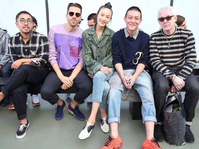 Trần Quán Hy và vợ siêu mẫu xuất hiện tại tuần lễ thời trang Paris - 2
Trần Quán Hy và vợ làm khách mời trong một show diễn giới thiệu thời trang dành cho nam giới. Sau bê bối ảnh nóng gây chấn động toàn châu Á vào năm 2007, Trần Quán Hy hầu như tạm ngừng hoạt động đóng phim và ca hát. Anh chuyển hướng kinh doanh thời trang.