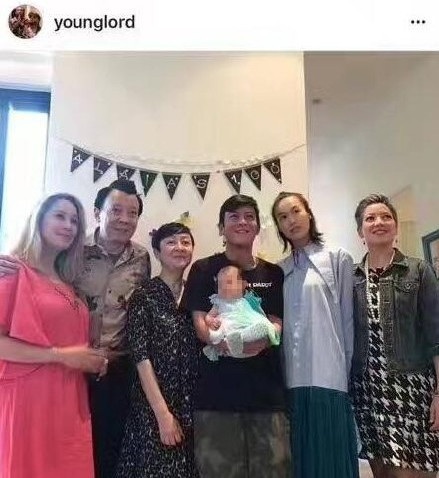 
Vợ chồng Trần Quán Hy và Tần Thư Bồi trong lễ đầy cữ của con gái cưng.
