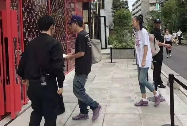 Trần Quán Hy và vợ siêu mẫu xuất hiện tại tuần lễ thời trang Paris - 5
Tuần trước, cặp đôi Trần Quán Hy và Tần Thư Bồi xuất hiện cùng nhau tại Tokyo, Nhật Bản. Hai người tranh thủ đi du lịch cùng nhau sau một thời gian Tần Thư Bồi mang bầu và sinh con. Trước Tần Thư Bồi, Trần Quán Hy đã hò hẹn với khá nhiều bóng hồng trong làng giải trí. Danh sách bạn tình của anh bị lộ tẩy khi scandal ảnh nóng năm 2007 bùng phát. Trương Bá Chi, Chung Hân Đồng... là những cái tên từng cặp kè với Trần Quán Hy.