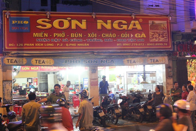 Lãnh đạo thành phố chỉ đạo khẩn trương điều tra nhóm giang hồ chém Trung úy công an - 1 Vụ việc xảy ra tại quán cháo gà Sơn Nga trên đường Phan Xích Long, quận Phú Nhuận (ảnh Đình Thảo)