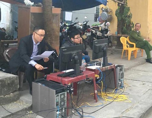 CLB Hải Phòng phủ nhận chuyện “đẩy” ekip truyền hình ra quán trà đá - 1
Ekip truyền hình của VPF tường thuật bóng đá ở quán trà đá