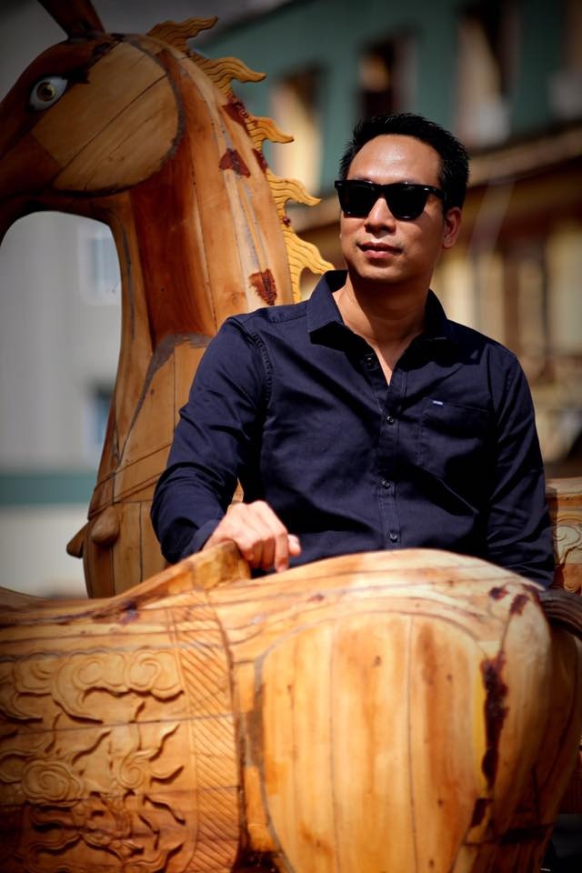 Dàn chân dài phiêu trong tiếng violin cùng những chú ngựa gỗ kiêu hãnh - 2 Tổng Đạo diễn Quang Tú cho biết, những chú ngựa gỗ được sản xuất thủ công với dáng vẻ chân thực, mạnh mẽ được chuyển từ xã Vũ Chính, TP Thái Bình đến với Tuần lễ Thời trang Việt Nam.