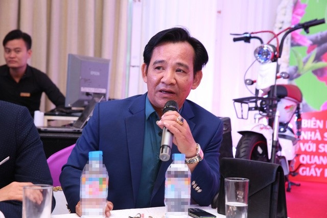 Quang “tèo” đáp tin đồn cát-sê hài Tết vài chục tỉ, Phan Đăng “thế chỗ” MC Lại Văn Sâm - 1 Năm nay, nam nghệ sĩ được xem là đóng hài Tết nhiều nhất là NSƯT Tiến Quang (tức Quang “tèo”). Nghệ sĩ Quang “tèo” cho biết, năm nay anh mới được nghỉ hưu theo chế độ nên có nhiều thời gian rảnh rỗi hơn để theo chân các đoàn làm phim đi nhiều nơi đóng hài Tết. Trước đó, Quang “tèo” từng có hơn 30 năm công tác ở Nhà hát kịch Quân đội. Anh nghỉ hưu khi đang mang quân hàm Thượng tá.