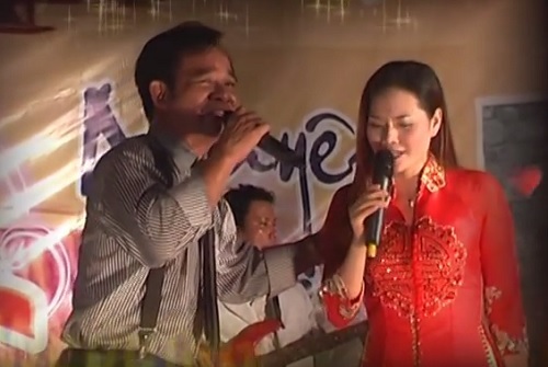Khóc, cười chuyện nghệ sĩ hài bị “sàm sỡ” khi đi hát đám cưới - 4 Quang tèo và Lương Nguyệt Anh song ca trong ngày vui của một cặp cô dâu chú rể. Ảnh: TL.