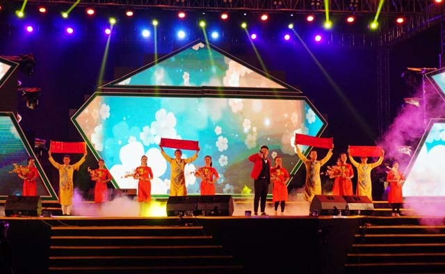 
Chương trình nghệ thuật Chào năm mới Mậu Tuất 2018 được tổ chức hoành tráng với các tiết mục dàn dựng công phu, đặc sắc
