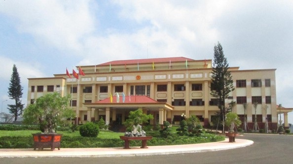 Biệt thự 3.000 m2 của cụ Trịnh Văn Bô và niềm vui của chiến sĩ sống sót sau vụ máy bay rơi - 8 UBND tỉnh Đắk Nông cho biết, thông tin UBND tỉnh “xin” Chính phủ 900 tỷ đồng để xây dựng quảng trường là chưa thật sự chính xác, chưa đúng bản chất vấn đề, tạo ra dư luận trái chiều và không tốt cho địa phương. UBND tỉnh Đắk Nông chưa có văn bản nào kiến nghị Chính phủ về vấn đề này.
