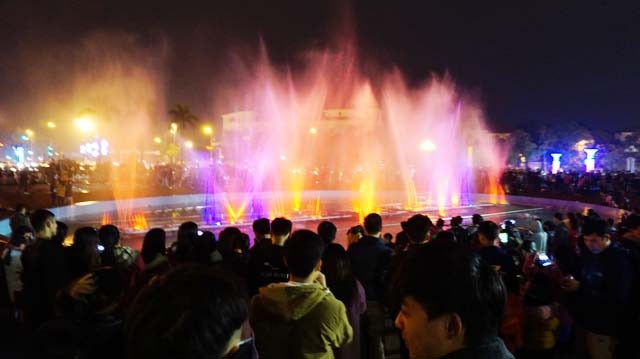 Đài phun nước hoạt động trở lại sau thời gian dài dán đoạn cũng là điểm thu hút người dân khi khu vực diễn ra chương trình nghệ thuật Chào năm mới Mậu Tuất 2018 không còn chỗ trống