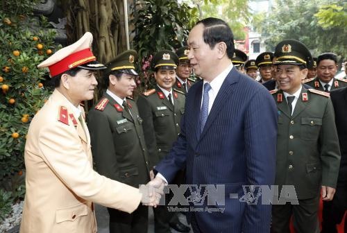 Chủ tịch nước Trần Đại Quang thăm, chúc Tết cán bộ, chiến sĩ Phòng Cảnh sát Giao thông Hà Nội - 1 Chủ tịch nước Trần Đại Quang với các đồng chí lãnh đạo Phòng Cảnh sát giao thông Đường bộ-Đường sắt. Ảnh: Nhan Sáng/TTXVN