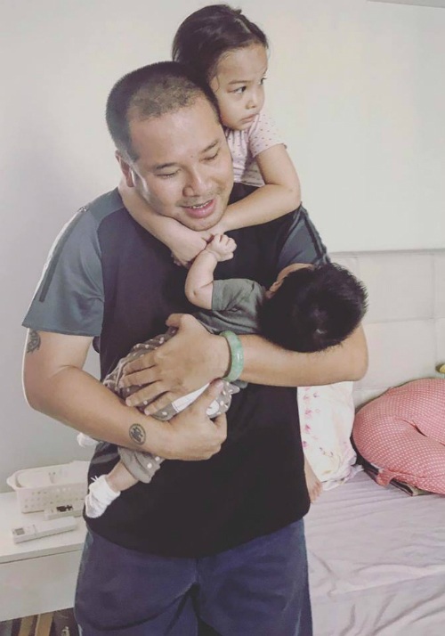 Hari Won - Trấn Thành kỷ niệm 500 ngày yêu; Hà Hồ trở lại làm người mẫu - 12 Đạo diễn Nguyễn Quang Huy vui đùa và chăm sóc hai con thay vợ Phạm Quỳnh Anh.