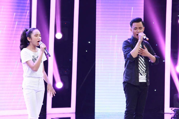 Cẩm Ly, Đại Nghĩa bật khóc khi hai chị em bán kẹo hát “Chị đi tìm em” - 4 Quang Tiến và em gái họ Ân Ân về nhì với giải thưởng 15 triệu đồng.