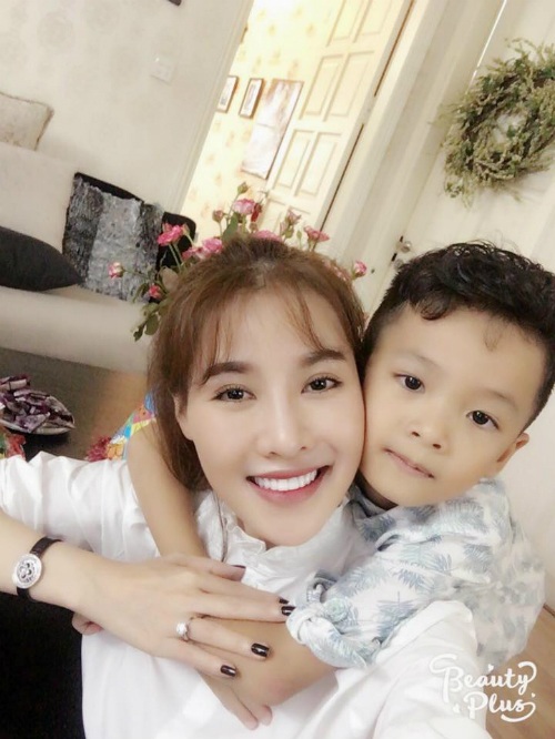 Quế Vân với hình ảnh hoàn toàn khác lạ sau khi giải phẫu, cô đăng ảnh chúc mừng sinh nhật con trai: Chúc mừng sinh nhật con trai yêu quý, mẹ mong con sẽ luôn tự tin, mạnh mẽ và trưởng thành hơn để đối đầu với những thử thách trong tương lai, mẹ yêu con!.