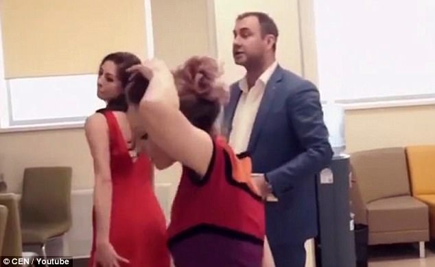 
Khách hàng thuê hai nữ vũ công thoát y để quấy rối ngân hàng. (Ảnh: Dailymail)
