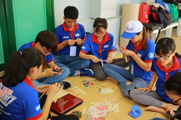 TPHCM: Sinh viên tình nguyện tặng "que kem may mắn" cho sĩ tử - 3 TPHCM: Sinh viên tình nguyện tặng "que kem may mắn" cho sĩ tử - 3