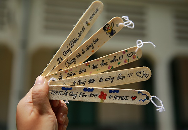 TPHCM: Sinh viên tình nguyện tặng "que kem may mắn" cho sĩ tử - 1 Những que kem mang ý nghĩa động viên, may mắn được các TNV dành tặng sĩ tử