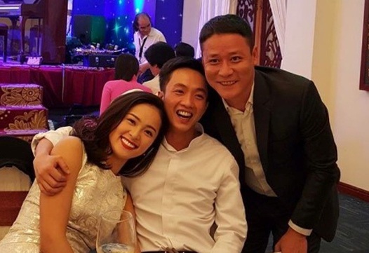 Quản lý Hạ Vi xác nhận thông tin cô đã chia tay bạn trai đại gia Quốc Cường (Cường đô la) sau 2 năm yêu nhau. Lý do được đưa ra là cặp đôi không tìm được tiếng nói chung trong chuyện tình cảm. Trong suốt thời gian qua cô cũng không tham gia hoạt động nghệ thuật nào mới và vẫn đang sống độc thân chứ không quen ai khác như các tin đồn trước đó.