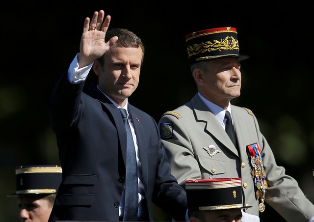 Pháp duyệt binh rầm rộ mừng quốc khánh - 27
Tổng thống Pháp Emmanuel Macron (trái) và Tướng Pierre de Villiers - Tổng Tham mưu trưởng các lực lượng vũ trang Pháp tại lễ duyệt binh (Ảnh: Reuters)